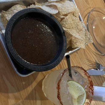 Cuates Kitchen - Mescalita Margarita, chips & salsa - Tacos Near Me - Dallas, Texas