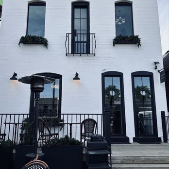 Bisou - Outside - Coffee & Tea Near Me - Kansas City, Missouri