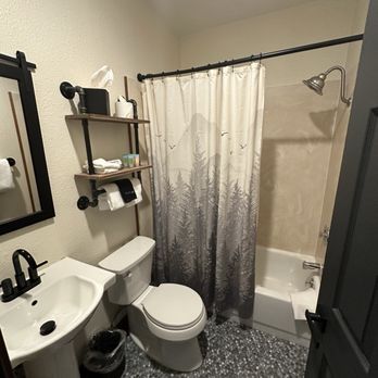 Hotel Leavenworth - Bathroom - Hotels Near Me - Leavenworth, Washington