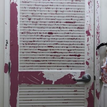 Macy's - Peeling paint. - Department Stores Near Me - Doral, Florida