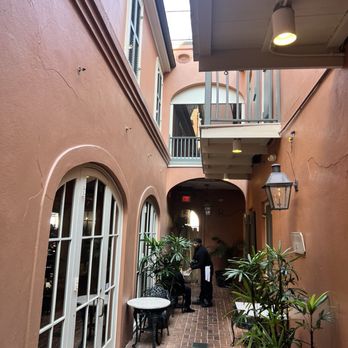 Kingfish Kitchen & Cocktails - Courtyard - Cajun/Creole Near Me - New Orleans, Louisiana