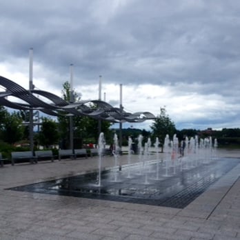 Smale Riverfront Park - Gorgeous splash fountains on an overcast day. - Parks Near Me - Cincinnati, Ohio
