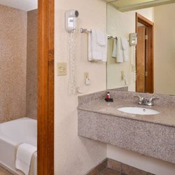 Americas Best Value Inn Seguin - One King Guest Bathroom