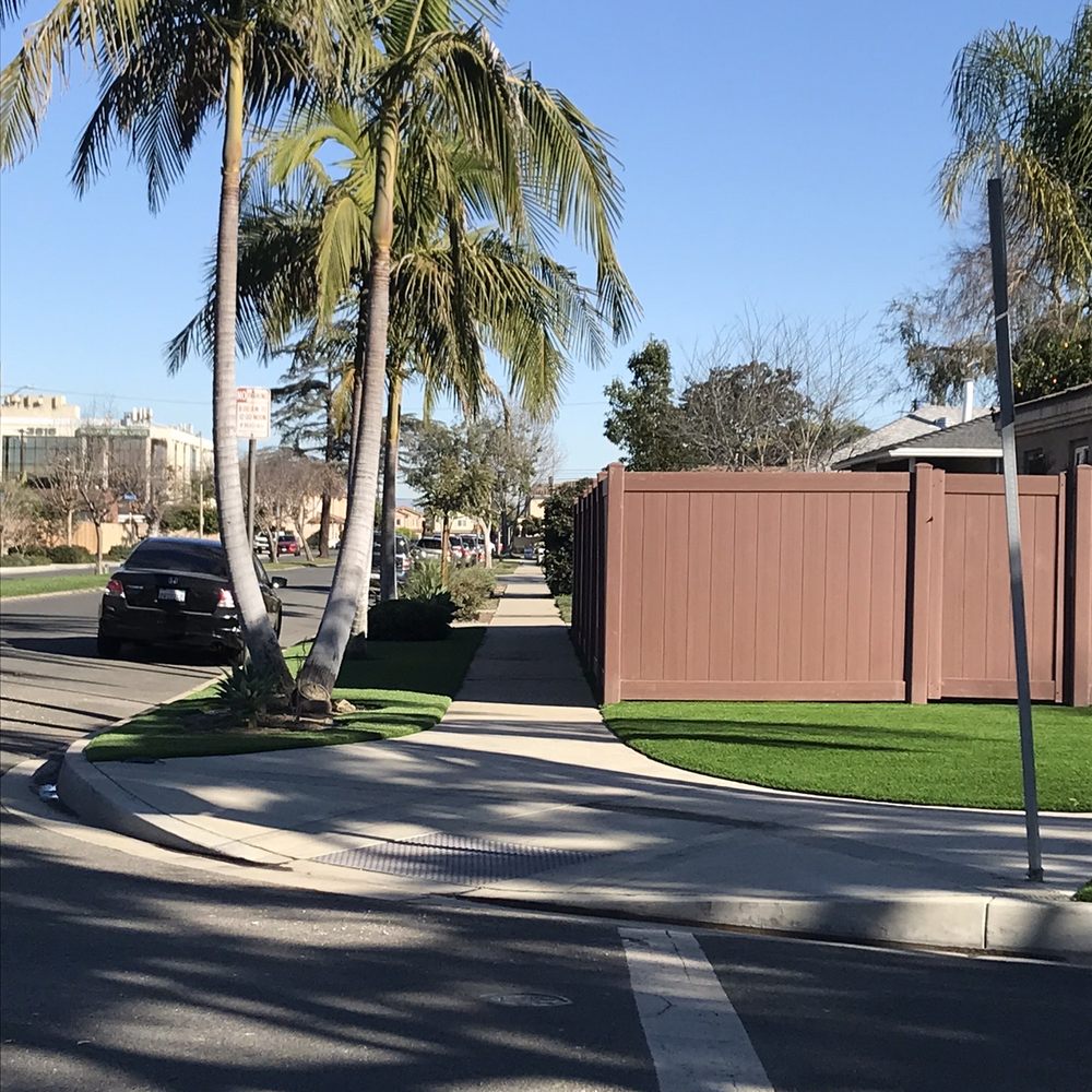 Side of the sidewalk Side of the sidewalk
