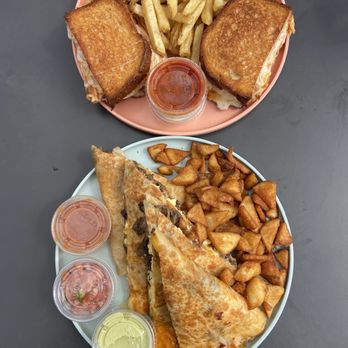 Burnt Crumbs - Spaghetti Grilled Cheese Sandwich - New American Near Me - Irvine, California Burnt Crumbs - Spaghetti Grilled Cheese Sandwich - New American Near Me - Irvine, California