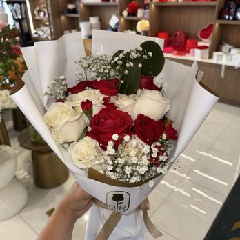 Bonbons N Roses - Gift Shops Near Me - Bridgeview, Illinois