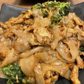 The Thonglor - Chicken Pad See Ew - Thai Near Me - San Francisco, California The Thonglor - Chicken Pad See Ew - Thai Near Me - San Francisco, California