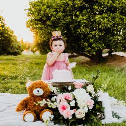 Lena's Flowers & Gifts - Flower arrangement by Lena