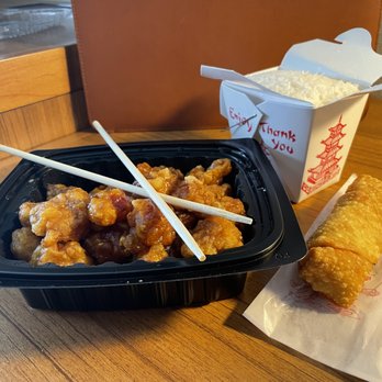 Johnny Chan Chinese Restaurant - General Tso's Chicken, white rice, and an egg roll. - Chinese Near Me - Cincinnati, Ohio