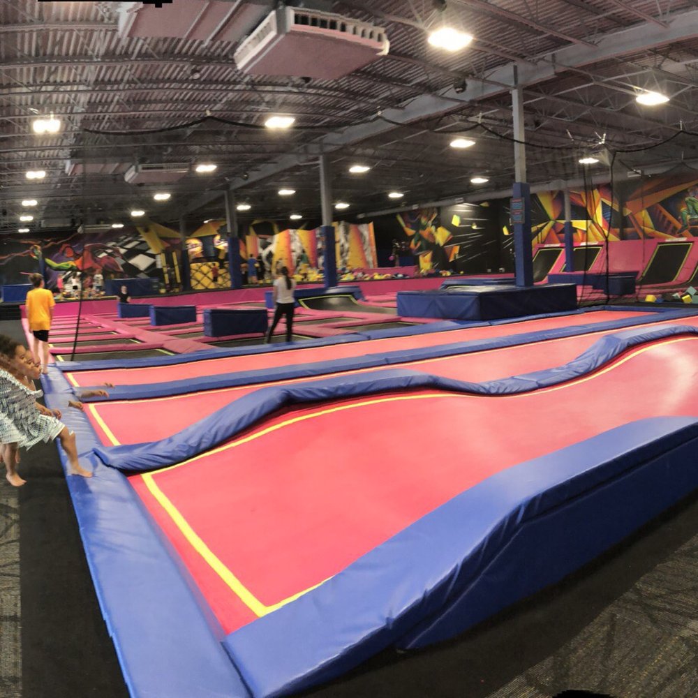 iSaute - Trampoline Parks Near Me - Kirkland, Quebec iSaute - Trampoline Parks Near Me - Kirkland, Quebec