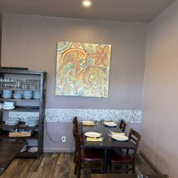 Dilliwala Indian Kitchen - A nice dining area that is welcoming