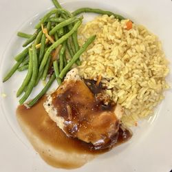 Côtes à Côtes Resto-Grill - Chicken breast with Forestière sauce, rice, and green beans veggies.