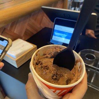 Salt & Straw - Chocolate gooey Brownie - Ice Cream & Frozen Yogurt Near Me - Miami Beach, Florida Salt & Straw - Chocolate gooey Brownie - Ice Cream & Frozen Yogurt Near Me - Miami Beach, Florida