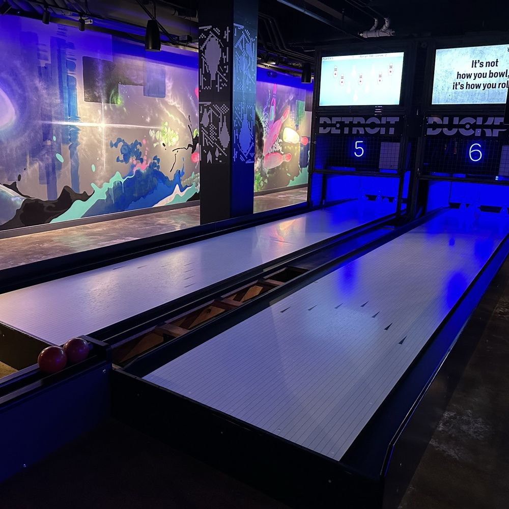 Five Iron Golf - Sports Bars Near Me - Detroit, Michigan