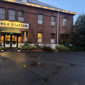 McMenamins - Edgefield - Move theater and lounge - Hotels Near Me - Troutdale, Oregon