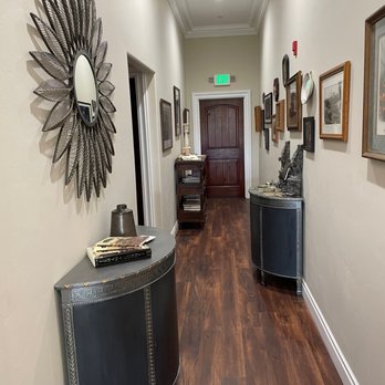 Hummingbird House - Hallway to the common area/ - Bed & Breakfast Near Me - Red Bluff, California