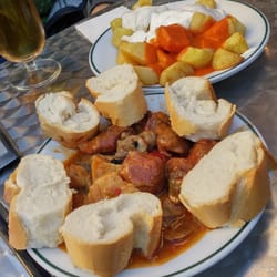Los Segovianos - Ración de patatas mixtas y la tapa que nos pusieron para 5 personas, un estofado muy rico
