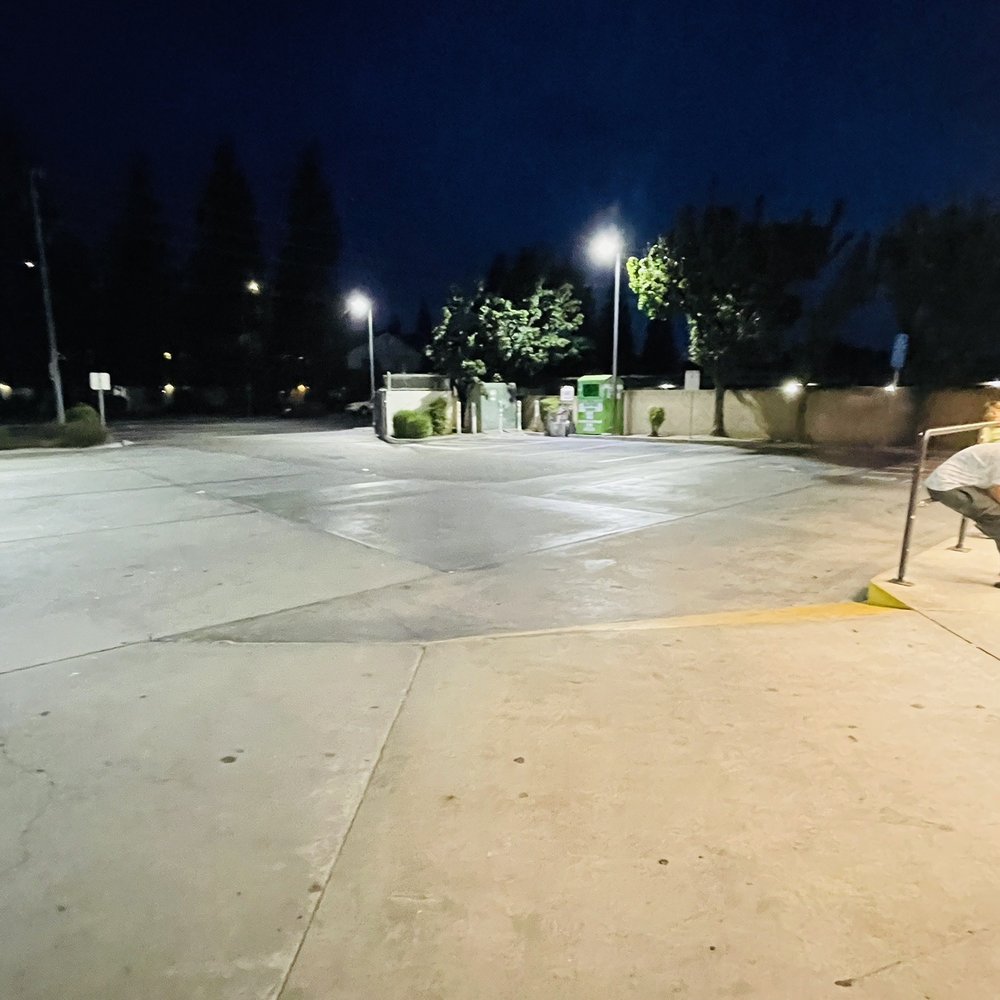 7-Eleven - empty parking lot at night - Convenience Stores Near Me - Clovis, California