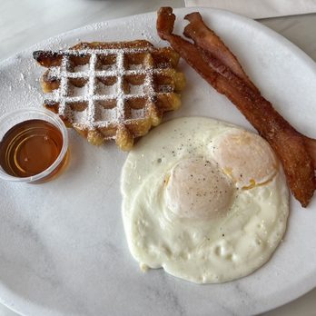 Dots Cafe - The waffle batter was good but not the best - Cafes Near Me - Pasadena, California