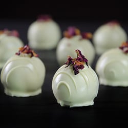 Hoffmanns-Keller - Pralinenkreation mit Rosenblättern ..