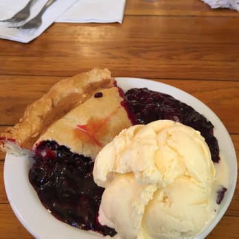 Beckie's Cafe - Blackberry pie a la mode - American Near Me - Prospect, Oregon