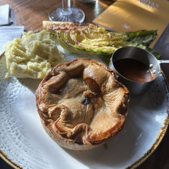 Coach and Horses - Meat pie - Pubs Near Me - London, XGL Coach and Horses - Meat pie - Pubs Near Me - London, XGL