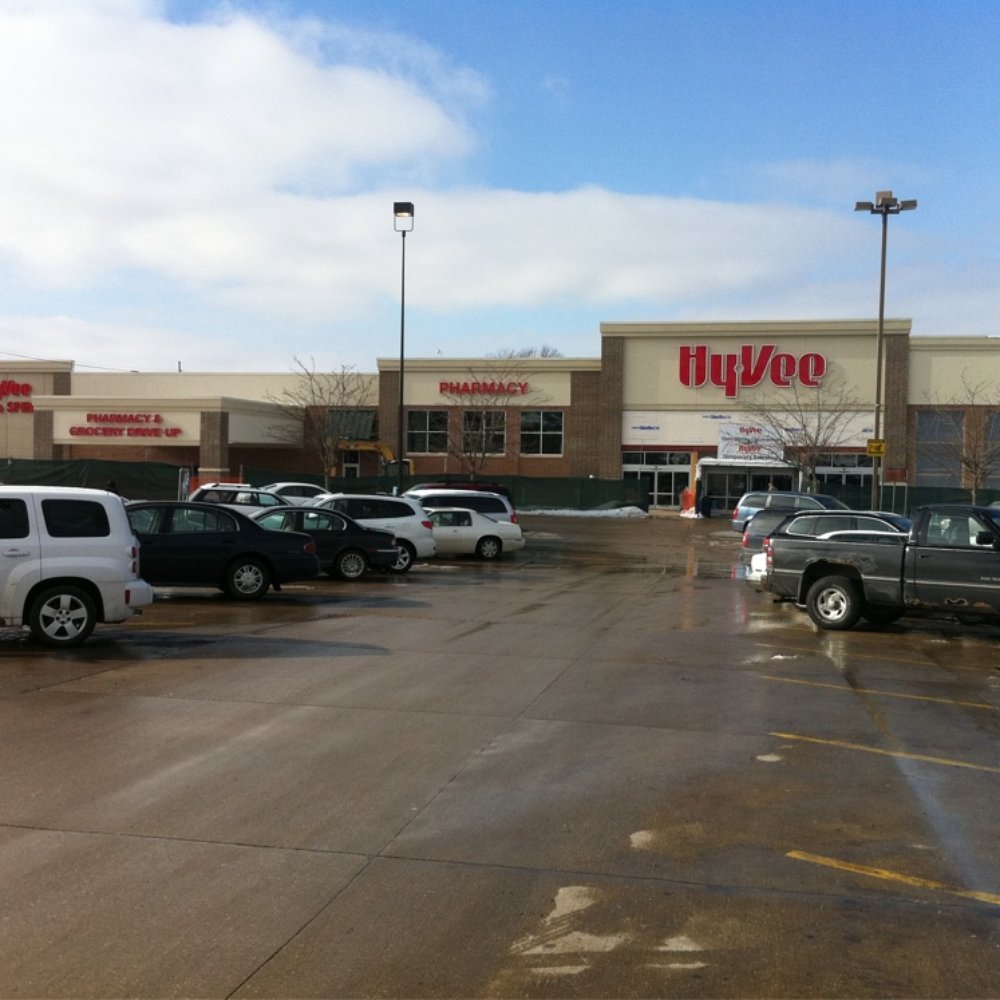 Hy-Vee Fast & Fresh - cars parked in a lot - Convenience Stores Near Me - Cedar Rapids, Iowa