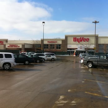 Hy-Vee Fast & Fresh - cars parked in a lot - Convenience Stores Near Me - Cedar Rapids, Iowa Hy-Vee Fast & Fresh - cars parked in a lot - Convenience Stores Near Me - Cedar Rapids, Iowa
