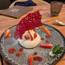 La Normande - A meringue with raspberry sauce.