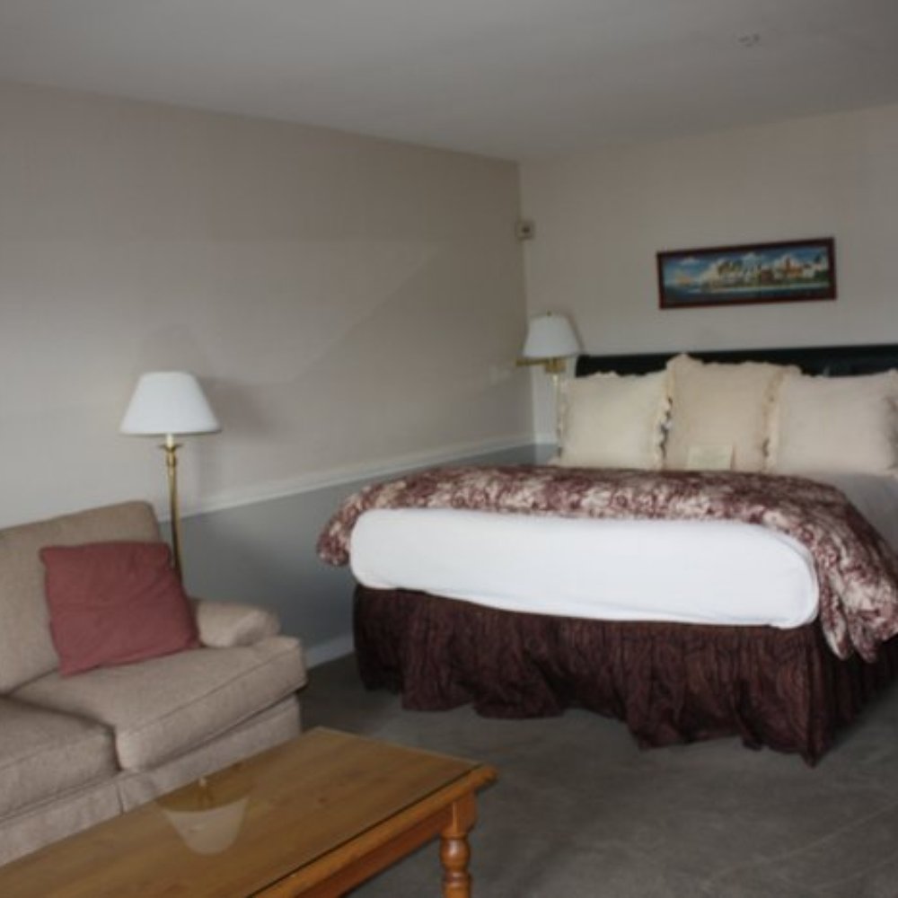 Chase House At Mill Falls - Hotels Near Me - Meredith, New Hampshire