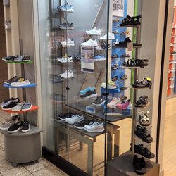 Tradehome Shoe Stores