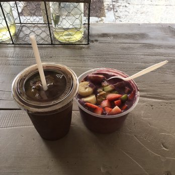 True Juice - Skinny Dipping with vegan protein (smoothie) and The Yogi Berry (the bowl --without pineapple and with peanut butter) - Juice Bars & Smoothies Near Me - Winnetka, Illinois