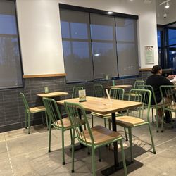 Shake Shack Middletown - Excellent seating