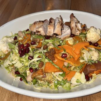 True Food Kitchen - Harvest salad with chicken - New American Near Me - Austin, Texas True Food Kitchen - Harvest salad with chicken - New American Near Me - Austin, Texas