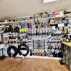 Assorted mountain bike items for sale