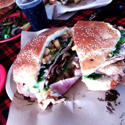 Cemitas El Peña - Cemita Hawaiana en toda su gloria, piña, aguacate, jamón, papalo, cebolla y quesillo fundido.