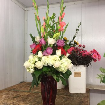 Daisy's Flowers - Mixed rose and tulip arrangement $65 - Florists Near Me - Long Beach, California Daisy's Flowers - Mixed rose and tulip arrangement $65 - Florists Near Me - Long Beach, California