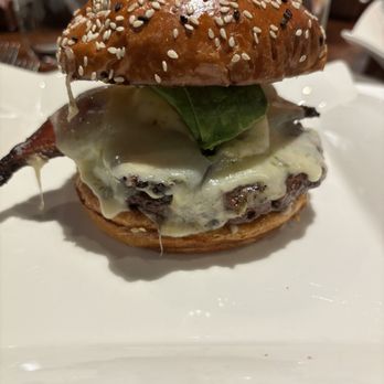 Gordon Ramsay Burger Las Vegas - Ultimate Cheeseburger with bacon and avocado - Burgers Near Me - Las Vegas, Nevada Gordon Ramsay Burger Las Vegas - Ultimate Cheeseburger with bacon and avocado - Burgers Near Me - Las Vegas, Nevada