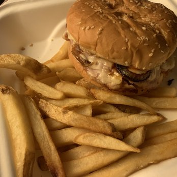 Jerry's Place Bar and Grill - This is supposedly the "mega burger" not sure where the mega part comes in. This is pathetic. - American Near Me - Florence, Oregon