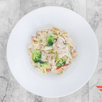Finas Trattoria - Chicken Alfredo
Tender chicken and fresh broccoli tossed in our creamy, made-from-scratch Alfredo sauce. - Pizza Near Me - San Pablo, California
