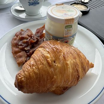 Grand Hotel Tritone - More breakfast.. Our favorite yogurt! The croissant was also VERY tasty, with a slight touch of honey that had been brushed along the top. - Hotels Near Me - Praiano, SA