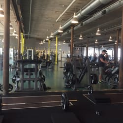 SATS - Bootybuilding Mekkah med 4(!) varianter af squat-maskiner.