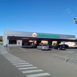 Mercadona - Vista del mercadona desde la entrada al parking.