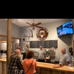 Bummin Beaver Brewery - Bar counter and friendly owners!