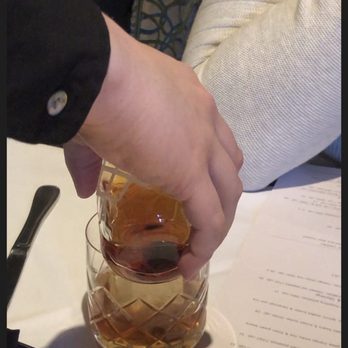Chart House - Pouring the Manhattan - Seafood Near Me - Savannah, Georgia