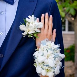 Flower Shop by Nina - Prom corsage and boutonnière