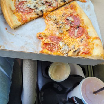 Fellini's Pizza - Mushroom and pepperoni - Pizza Near Me - Decatur, Georgia Fellini's Pizza - Mushroom and pepperoni - Pizza Near Me - Decatur, Georgia