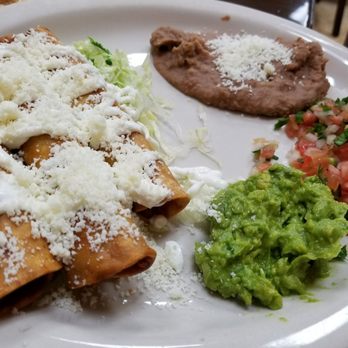 Mi Rinconcito Mexicano - Fried chicken tacos on a bed of salad served with Pico de Gallo, refried bean, and guacamole. - Tacos Near Me - Miami, Florida Mi Rinconcito Mexicano - Fried chicken tacos on a bed of salad served with Pico de Gallo, refried bean, and guacamole. - Tacos Near Me - Miami, Florida