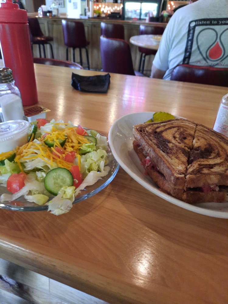 APPLE VALLEY BAR & GRILL Updated September 2024 415 W Hwy 10