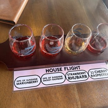 Lazy Z Ranch Wines - Mead flight - Wine Tasting Room Near Me - Sisters, Oregon